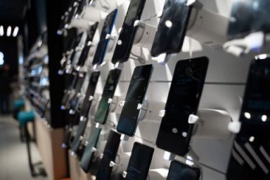 Tele2 дарит приморцам «золотые» номера с доставкой на дом Tele2 дарит приморцам «золотые» номера с доставкой на дом