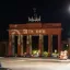 На Бранденбургские ворота Берлина спроецировано Знамя Победы