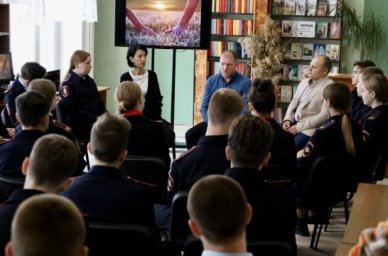 В библиотеке Севастополя прошла встреча кадетов с участником СВО