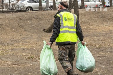 На приморских дворниках пытаются сэкономить