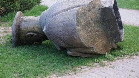 В Харькове националисты демонтировали памятник маршалу Жукову В Харькове националисты демонтировали памятник маршалу Жукову
