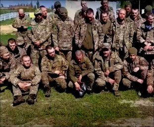На пляжах и даже в церкви: Британская пресса написала о массовой раздаче повесток в армию на Украине На пляжах и даже в церкви: Британская пресса написала о массовой раздаче повесток в армию на Украине