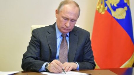 Путин запретил продавцам навязывать дополнительные услуги и товары