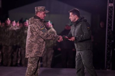 Зеленский: Защищать отечество можно и без бронежилетов, но со стальным духом
