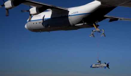 Военно-транспортный самолёт C-130 ВВС США впервые «поймал» многоцелевой беспилотник X-61A Gremlins Военно-транспортный самолёт C-130 ВВС США впервые «поймал» многоцелевой беспилотник X-61A Gremlins