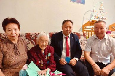 Глава Минобразования Тувы поздравил 99-летнего педагога-ветерана с Международным женским днем Глава Минобразования Тувы поздравил 99-летнего педагога-ветерана с Международным женским днем