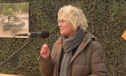 Кристина Ламбрехт официально подала в отставку с поста министра обороны Германии Кристина Ламбрехт официально подала в отставку с поста министра обороны Германии