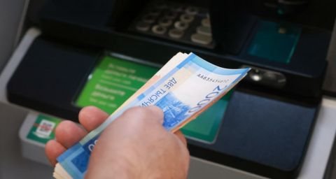 Зачем снимать наличные деньги перед Новым годом, объяснил эксперт