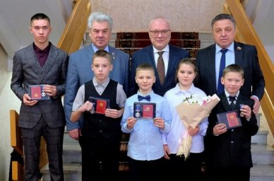 В Кировской области наградили детей, проявивших мужество в экстремальных ситуациях В Кировской области наградили детей, проявивших мужество в экстремальных ситуациях