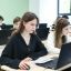 Эксперты выяснили, как по-разному родители и дети воспринимают взросление