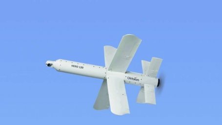 Дрон-камикадзе HERO-120 в полёте. Источник: weaponscollection.com