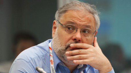 Кто и как обесценивает деньги россиян, объяснил Хазин