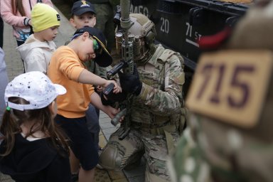 Маленький &laquo;танкист&raquo; Лёша растрогал российских военных