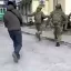 ФСБ РФ опубликовала кадры задержания мужчины, готовившего теракт в отношении военнослужащих ВС РФ в 