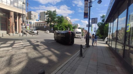 Внедорожник перевернулся в центре Владивостока после ДТП Внедорожник перевернулся в центре Владивостока после ДТП