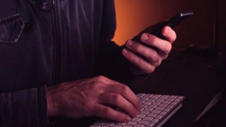 Мошенники от имени знакомых просят записать голос за героев СВО и крадут данные