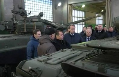 Посетивший «61 бронетанковый ремонтный завод» Дмитрий Медведев допустил уголовное наказание за срыв Посетивший «61 бронетанковый ремонтный завод» Дмитрий Медведев допустил уголовное наказание за срыв