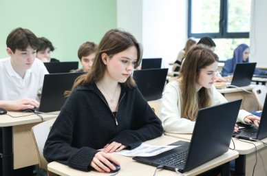 Эксперты выяснили, как по-разному родители и дети воспринимают взросление Эксперты выяснили, как по-разному родители и дети воспринимают взросление