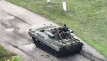 Появилось архивное видео последнего боя экипажа и десанта российской БМП-2М при отходе с Харьковског