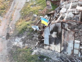 В снятое украинскими военными на Змеином видео попали разбитые российские ЗРК «Тор-М2» и «Панцирь-С1 В снятое украинскими военными на Змеином видео попали разбитые российские ЗРК «Тор-М2» и «Панцирь-С1