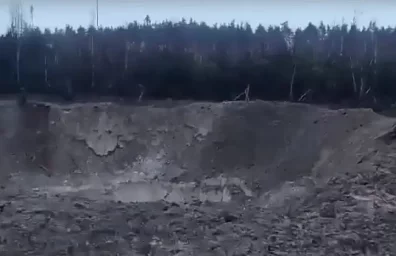 Украинские источники показали кадры большой воронки после прилёта российской ракеты Украинские источники показали кадры большой воронки после прилёта российской ракеты