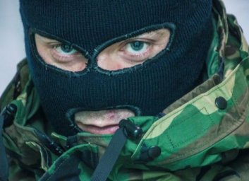 Неизвестный в маске и камуфляже устроил стрельбу у трассы Владивосток - Хабаровск Неизвестный в маске и камуфляже устроил стрельбу у трассы Владивосток - Хабаровск