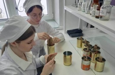 Липецкие студенты изготовили блиндажные свечи для бойцов СВО