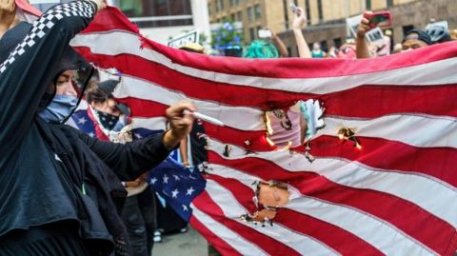 Сотня мигрантов из Мексики прорвали границу США