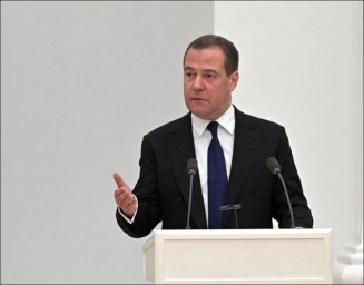 &laquo;Вряд ли можно представить, чтобы кто-то назвал Гельмута Коля ливерной колбасой&raquo;: Медведев написал о