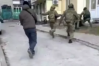 ФСБ РФ опубликовала кадры задержания мужчины, готовившего теракт в отношении военнослужащих ВС РФ в 
