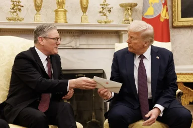 Стармер считает недопустимым &laquo;тарифное давление&raquo; Трампа на европейские страны