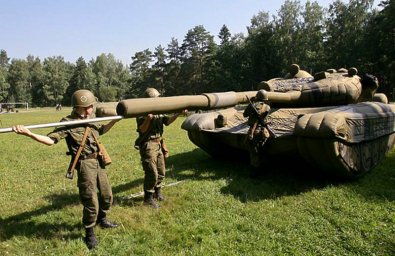 В Генштабе ВСУ сообщили об обнаружении украинской разведкой надувных макетов российских танков на За В Генштабе ВСУ сообщили об обнаружении украинской разведкой надувных макетов российских танков на За
