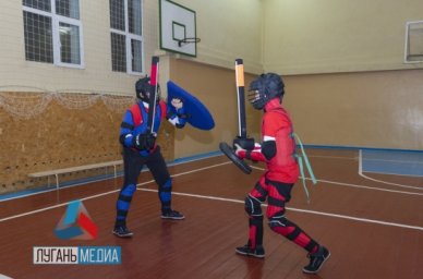 Ребята из Луганского учебно-воспитательного объединения &laquo;Академия детства&raquo; осваивают спортивные един