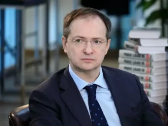 Лучшие за последние 30 лет: Мединский заявил, что учебники по истории для учащихся 5-9-х классов уже