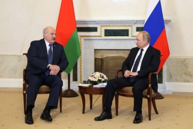 Лидеры России и Белоруссии обсудили вопросы энергетики и обороны Лидеры России и Белоруссии обсудили вопросы энергетики и обороны