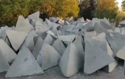 В украинских медиа обсуждают обнаруженные в лесопосадке под Покровском «зубья дракона», которые по д В украинских медиа обсуждают обнаруженные в лесопосадке под Покровском «зубья дракона», которые по д