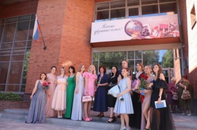 &laquo;Интердом&raquo; вручил аттестаты семи золотым медалистам