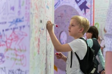 Дети из ДНР и ЛНР посетили выставку &laquo;Виктор Цой. Путь героя&raquo;
