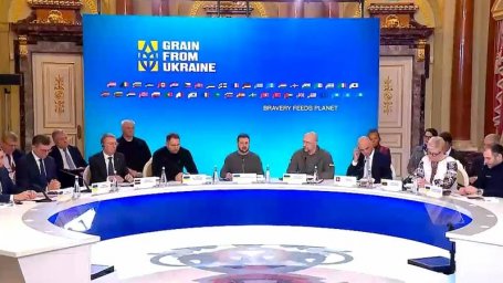 Зеленский заявил о скором получении военных кораблей для конвоирования зерновых танкеров в Черном мо