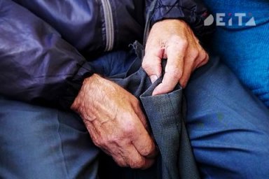 Деньги пенсионеров могут начать переводить через &laquo;вторые руки&raquo;