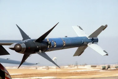 Американский производитель боеприпасов Raytheon увеличивает выпуск управляемых ракет «воздух-воздух» Американский производитель боеприпасов Raytheon увеличивает выпуск управляемых ракет «воздух-воздух»
