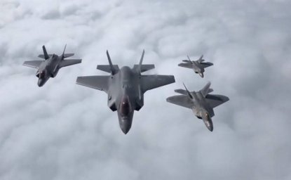 В США сравнили американские истребители пятого поколения F-22 и F-35 В США сравнили американские истребители пятого поколения F-22 и F-35